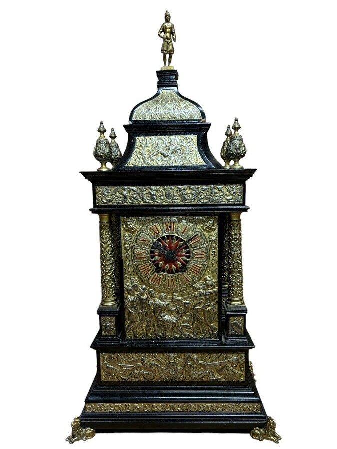 Special large mantel clock in wood / bronze and hammered copper 19th century. Very decorative mantel clock with 4 columns and ornaments in bronze, decorated with scenes of noblemen, soldiers and battles in hammered copper very finely detailed.