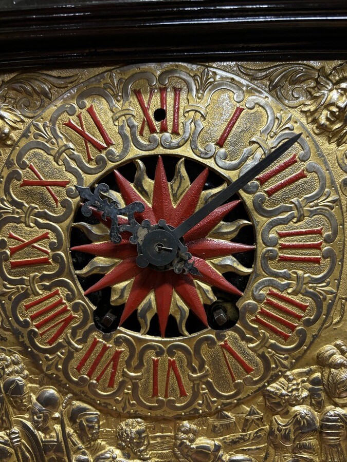 Special large mantel clock in wood / bronze and hammered copper 19th century. Very decorative mantel clock with 4 columns and ornaments in bronze, decorated with scenes of noblemen, soldiers and battles in hammered copper very finely detailed.