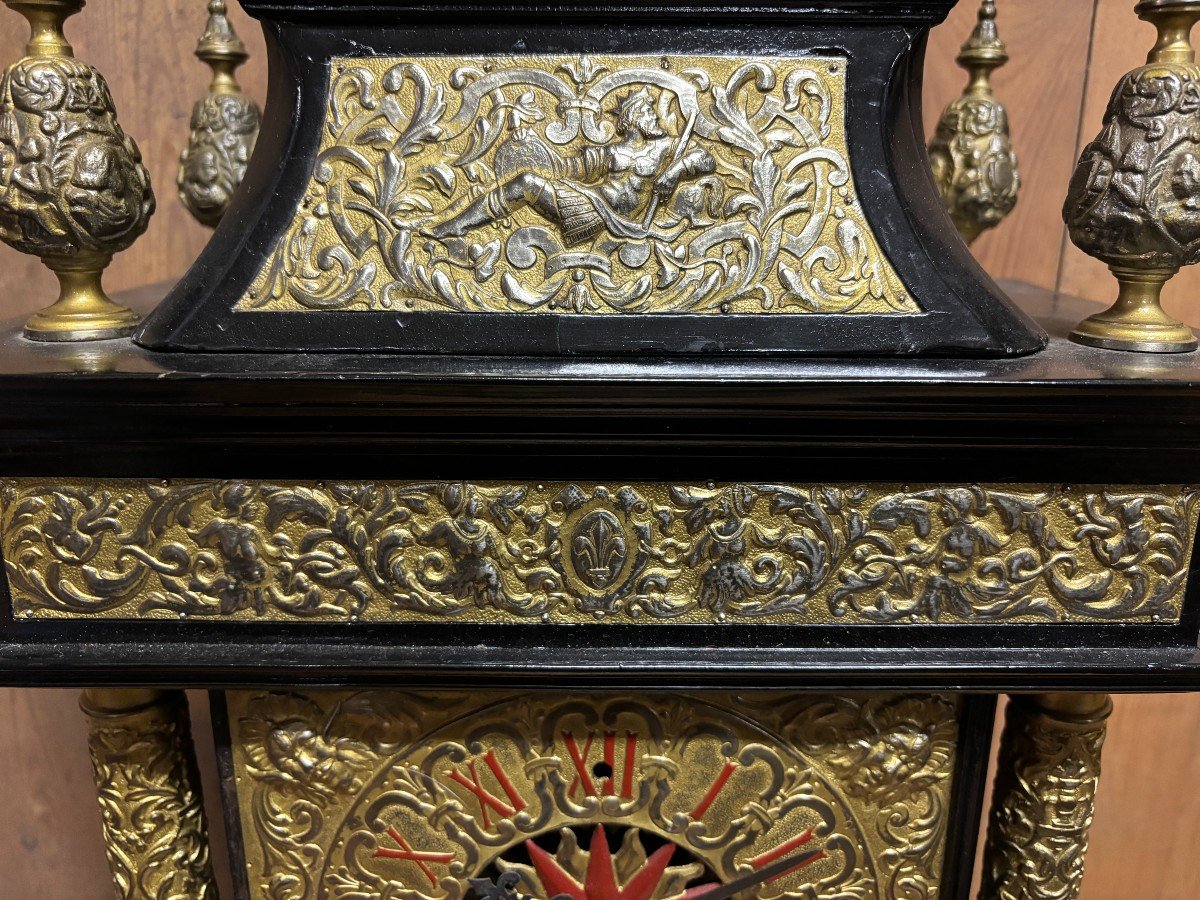 Special large mantel clock in wood / bronze and hammered copper 19th century. Very decorative mantel clock with 4 columns and ornaments in bronze, decorated with scenes of noblemen, soldiers and battles in hammered copper very finely detailed.