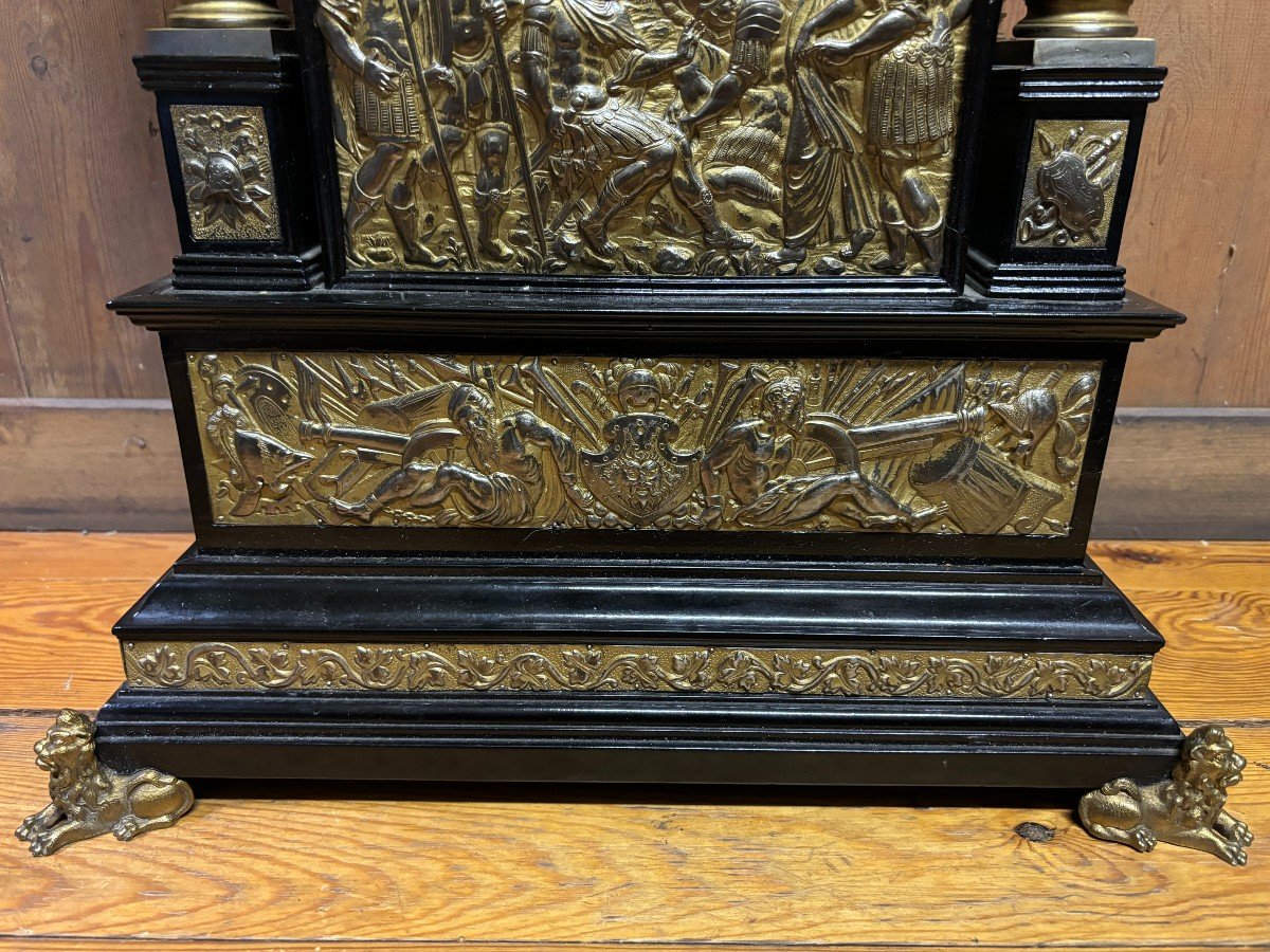 Special large mantel clock in wood / bronze and hammered copper 19th century. Very decorative mantel clock with 4 columns and ornaments in bronze, decorated with scenes of noblemen, soldiers and battles in hammered copper very finely detailed.