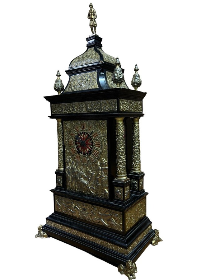 Special large mantel clock in wood / bronze and hammered copper 19th century. Very decorative mantel clock with 4 columns and ornaments in bronze, decorated with scenes of noblemen, soldiers and battles in hammered copper very finely detailed.