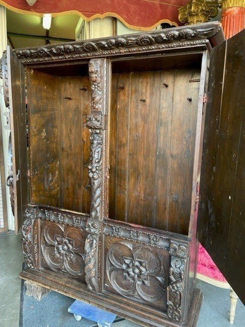 Special Scottish Furniture In Renaissance Style 19th Century. Decorative Oak Cabinet With 2 Doors, All Kinds Of Carvings, Medallions And Decorations. Scottish Cabinet Circa 1800-1820 In Good Condition With Normal Signs Of Use.