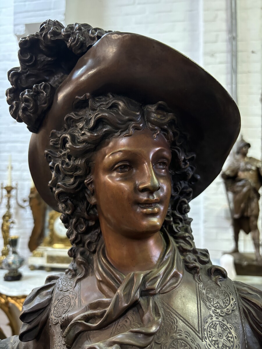 Very large bronze sculpture ‘noble lady ’ 19th century ( 103 cm ). Elegant sculpture of a noble lady with feather hat, signed by Ernest Rancoulet ( French 1870-1915 ). In good condition, with a dent in the base. 