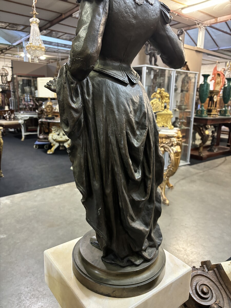 Very large bronze sculpture ‘noble lady ’ 19th century ( 103 cm ). Elegant sculpture of a noble lady with feather hat, signed by Ernest Rancoulet ( French 1870-1915 ). In good condition, with a dent in the base. 