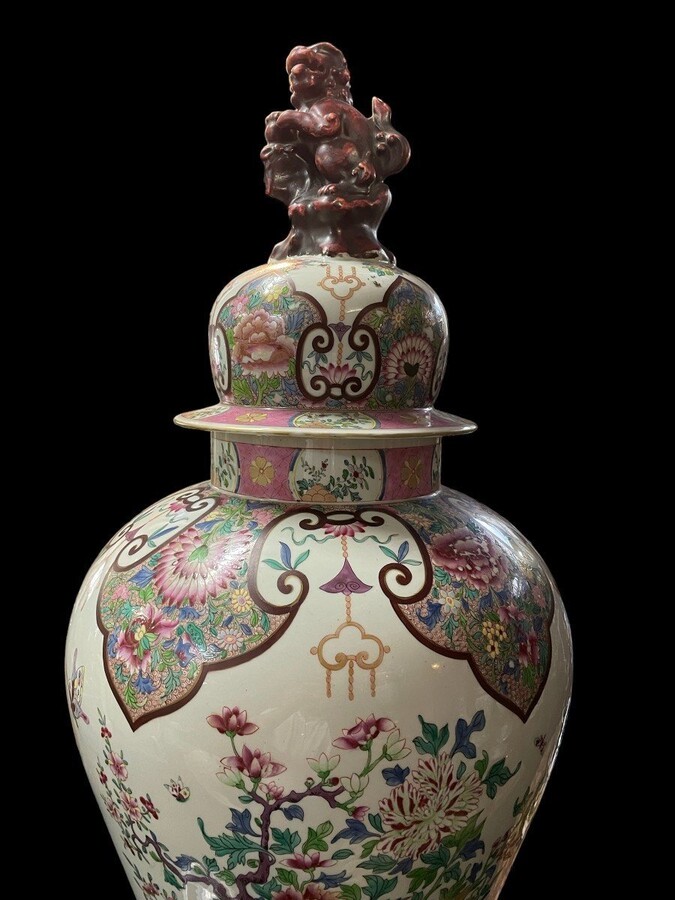 Very large famille rose style lidded vase, Samson, France, 19th century Decorative porcelain lidded vase with beautiful painting and foodog on the lid. The vase is slightly damaged at the top of the neck (inside) and the lid is chipped (inside).