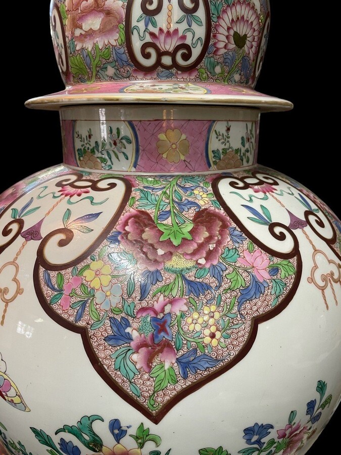 Very large famille rose style lidded vase, Samson, France, 19th century Decorative porcelain lidded vase with beautiful painting and foodog on the lid. The vase is slightly damaged at the top of the neck (inside) and the lid is chipped (inside).