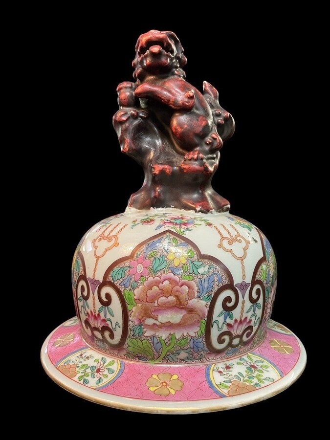 Very large famille rose style lidded vase, Samson, France, 19th century Decorative porcelain lidded vase with beautiful painting and foodog on the lid. The vase is slightly damaged at the top of the neck (inside) and the lid is chipped (inside).