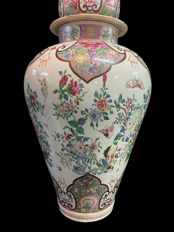 Very large famille rose style lidded vase, Samson, France, 19th century Decorative porcelain lidded vase with beautiful painting and foodog on the lid. The vase is slightly damaged at the top of the neck (inside) and the lid is chipped (inside).