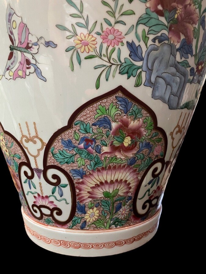 Very large famille rose style lidded vase, Samson, France, 19th century Decorative porcelain lidded vase with beautiful painting and foodog on the lid. The vase is slightly damaged at the top of the neck (inside) and the lid is chipped (inside).