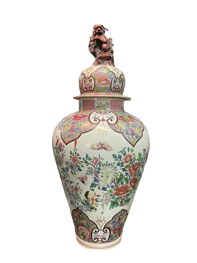 Very large famille rose style lidded vase, Samson, France, 19th century Decorative porcelain lidded vase with beautiful painting and foodog on the lid. The vase is slightly damaged at the top of the neck (inside) and the lid is chipped (inside).