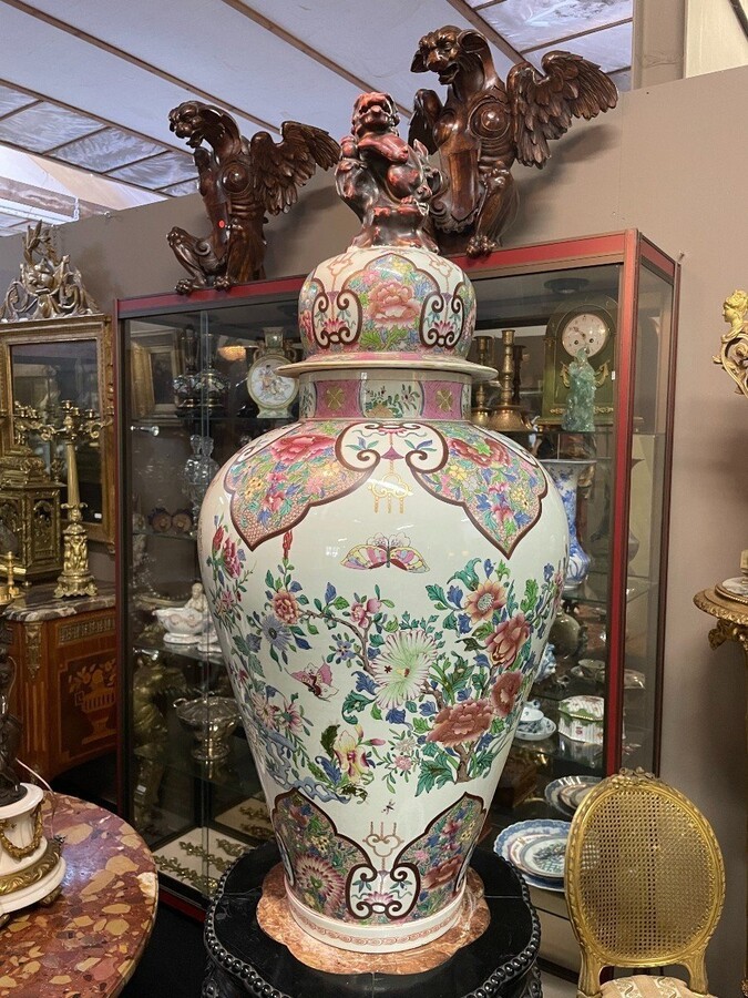 Very large famille rose style lidded vase, Samson, France, 19th century Decorative porcelain lidded vase with beautiful painting and foodog on the lid. The vase is slightly damaged at the top of the neck (inside) and the lid is chipped (inside).