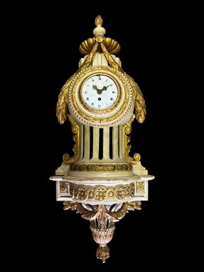 Wall clock on Louis XVI base in painted wood 18th century Decorative cartel in an 18th century wooden case + original dial and wooden base, 19th century movement. Dimensions : Total height: 84 cm Cartel: 56 cm , base: 28 cm Width : 36 cm Depth : 12 cm In 