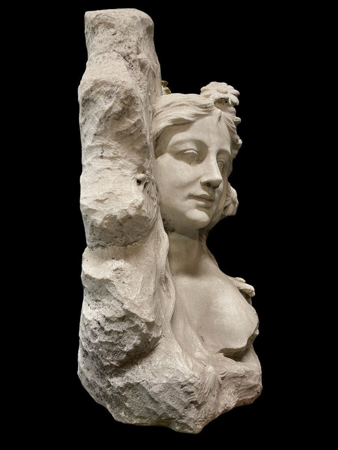 White Marble Art Nouveau Relief Of A Young Woman Beautiful Sculpture Depicting A Young Woman With Flowers Dimensions : Height : 46 Cm Width : 37 Cm Depth : 22 Cm Sculpture In Good Condition , About 1900