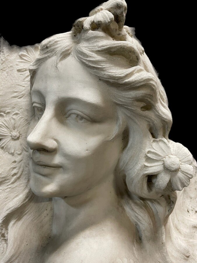 White Marble Art Nouveau Relief Of A Young Woman Beautiful Sculpture Depicting A Young Woman With Flowers Dimensions : Height : 46 Cm Width : 37 Cm Depth : 22 Cm Sculpture In Good Condition , About 1900