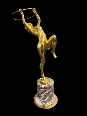 Woman dancing with a hoop in bronze ART DECO Decorative bronze sculpture, signed A.GALOT, standing on a coloured marble base. Dimensions : Height: 54 cm Diameter of the marble base: 15 cm In good condition, hoop slightly bent. Beautiful bronze sculpture f